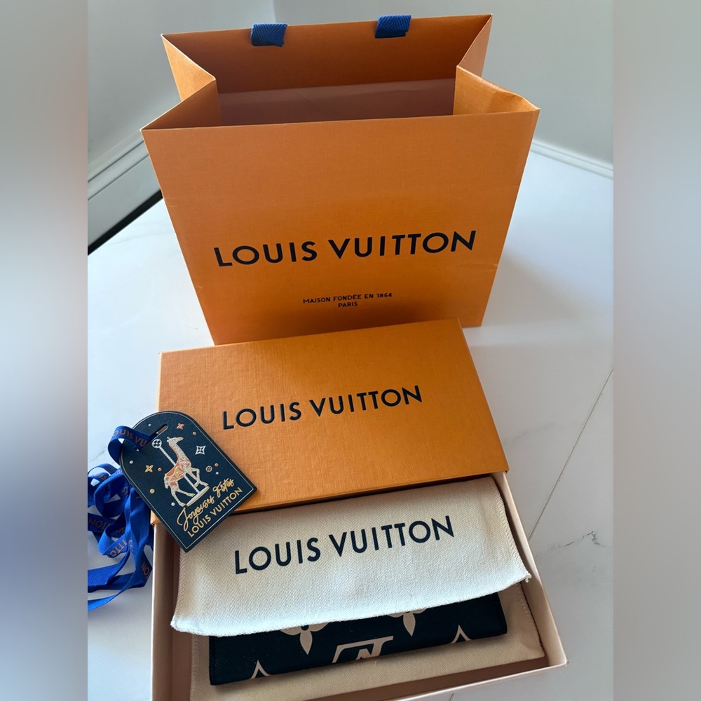 Like New Louis Vuitton Wallet with Box and dust bag